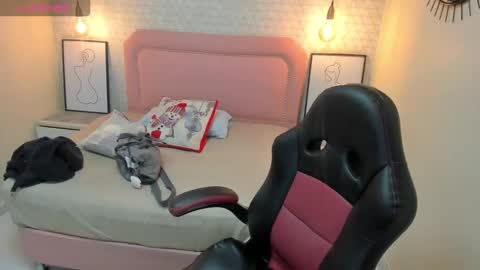  K I T T  Y  online show from December 5, 12:25 pm