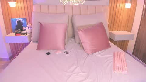 Angel Independent Model online show from February 3, 1:48 am