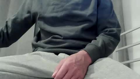 kiwibulge123 online show from April 1, 7:42 am