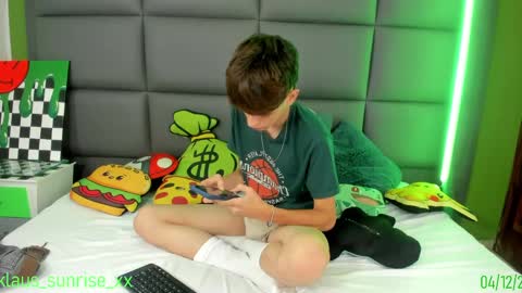 Snapshot of klaus_sunrise_xx chatting on December 4, 10:35 am KLAUS online show from December 4, 10:35 am