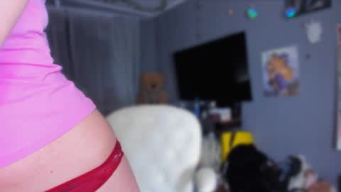 Snapshot of klementinagirl chatting on May 14, 9:10 pm Klementinafanslyklementina6661 online show from May 14, 9:10 pm