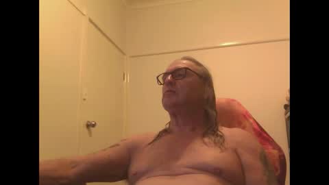 Snapshot of knobout chatting on April 5, 8:44 am knobout online show from April 5, 8:44 am