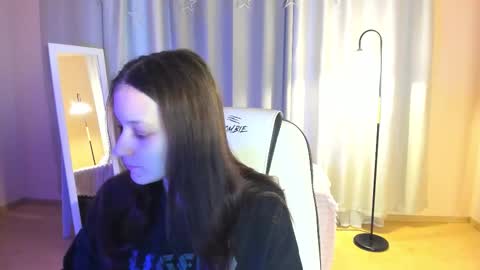 Snapshot of krisdoeil chatting on February 3, 2:10 am krisdoeil online show from February 3, 2:10 am