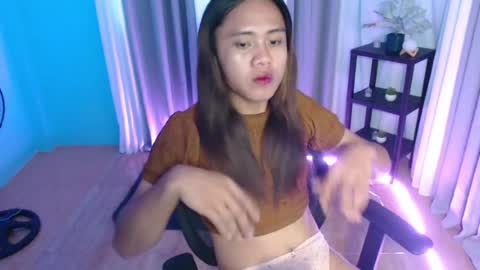 Snapshot of kristine_fox chatting on May 13, 7:17 am kristine_fox online show from May 13, 7:17 am