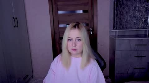 Snapshot of kristy_fran chatting on April 8, 10:21 pm Kristy online show from April 8, 10:21 pm