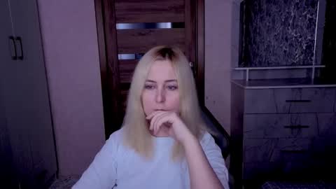Snapshot of kristy_fran chatting on April 10, 12:16 am Kristy online show from April 10, 12:16 am