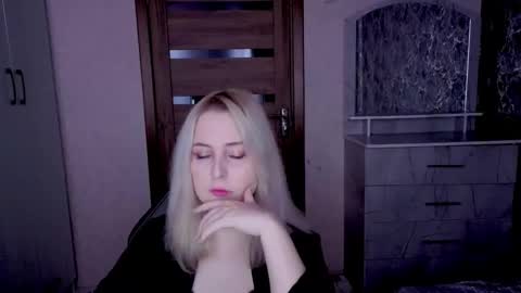 Snapshot of kristy_fran chatting on April 12, 9:09 pm Kristy online show from April 12, 9:09 pm