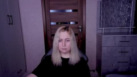 Snapshot of kristy_fran chatting on April 13, 11:43 pm Kristy online show from April 13, 11:43 pm