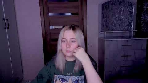 Snapshot of kristy_fran chatting on April 17, 7:28 pm Kristy online show from April 17, 7:28 pm