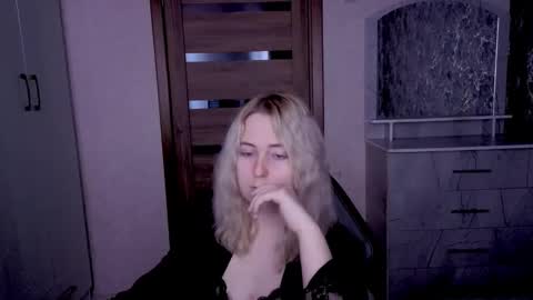Snapshot of kristy_fran chatting on April 27, 10:52 pm Kristy online show from April 27, 10:52 pm