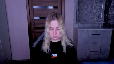 Snapshot of kristy_fran chatting on June 18, 7:07 pm Kristy online show from June 18, 7:07 pm