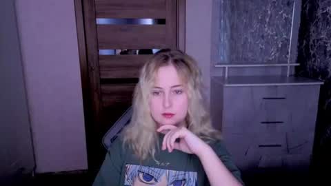 Snapshot of kristy_fran chatting on June 20, 6:11 pm Kristy online show from June 20, 6:11 pm
