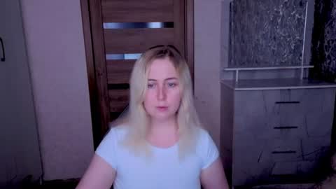 Snapshot of kristy_fran chatting on June 28, 12:00 pm Kristy online show from June 28, 12:00 pm