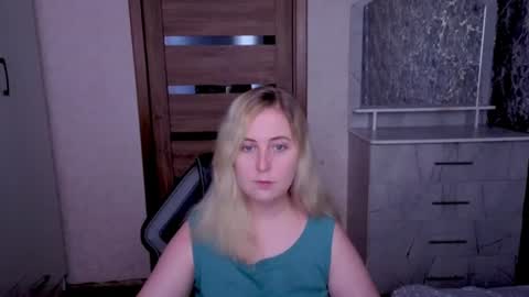 Snapshot of kristy_fran chatting on June 29, 5:03 am Kristy online show from June 29, 5:03 am