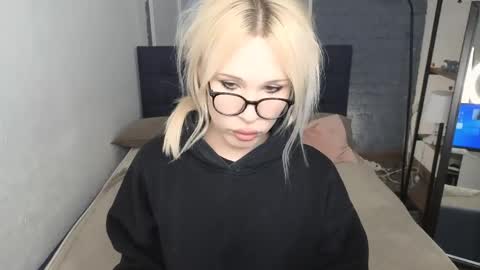 Snapshot of kristydollx chatting on April 13, 2:00 pm Kristy online show from April 13, 2:00 pm