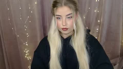 Snapshot of kristyflowers chatting on December 15, 7:31 pm KristyFlowers online show from December 15, 7:31 pm