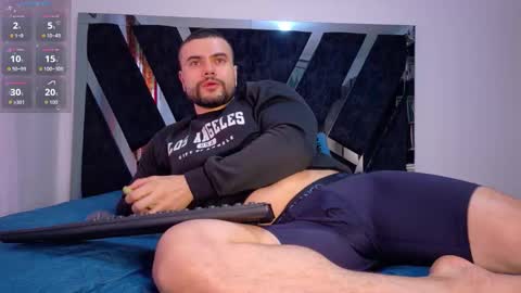 Kroy Wood online show from December 3, 1:42 pm