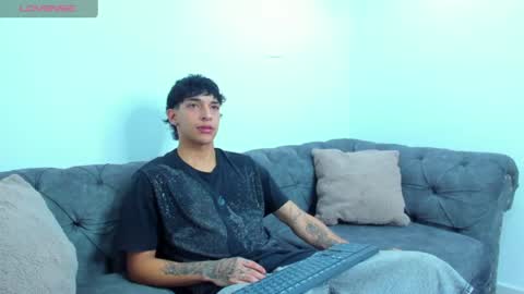 Snapshot of kroywave chatting on June 27, 7:02 am Kroy Wave Muscle Tattoos Latino online show from June 27, 7:02 am