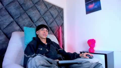 Snapshot of kroywave chatting on August 4, 3:21 am Kroy Wave Muscle Tattoos Latino online show from August 4, 3:21 am