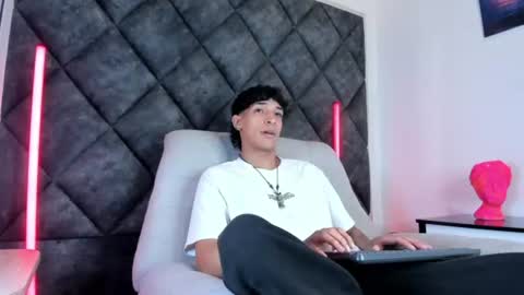 Snapshot of kroywave chatting on August 8, 3:52 am Kroy Wave Muscle Tattoos Latino online show from August 8, 3:52 am