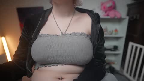 Snapshot of krystalsyxx chatting on February 14, 5:25 pm Krystal Syx online show from February 14, 5:25 pm