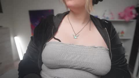 Snapshot of krystalsyxx chatting on October 10, 1:26 am Krystal Syx online show from October 10, 1:26 am