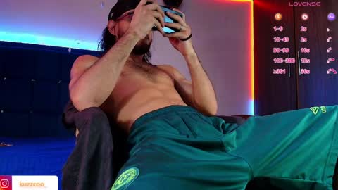 kuzzcoo online show from April 10, 1:49 pm