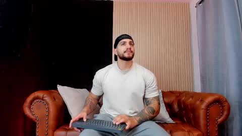 kylenorth_ online show from November 19, 2:06 pm