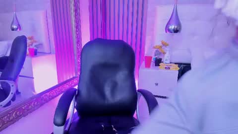 Snapshot of kylepresly chatting on June 25, 5:12 am Kyle online show from June 25, 5:12 am