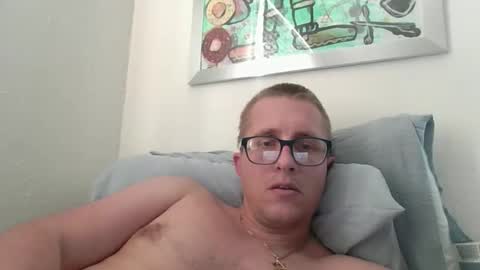 Snapshot of kyleracepearson chatting on April 28, 11:32 pm kylerace online show from April 28, 11:32 pm