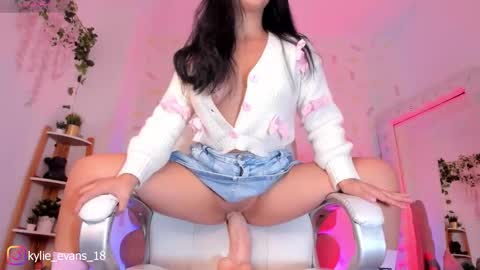 Snapshot of kylie_evans_18 chatting on February 7, 7:23 am Kylie online show from February 7, 7:23 am