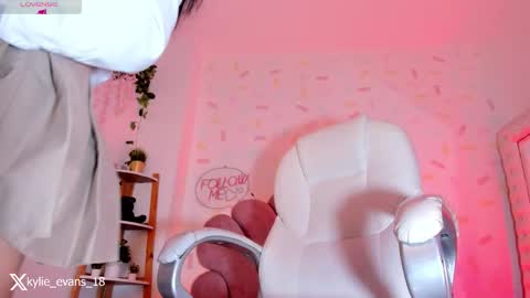 Snapshot of kylie_evans_18 chatting on March 8, 8:51 am Kylie online show from March 8, 8:51 am