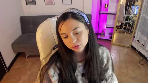 kylie online show from December 17, 1:28 pm