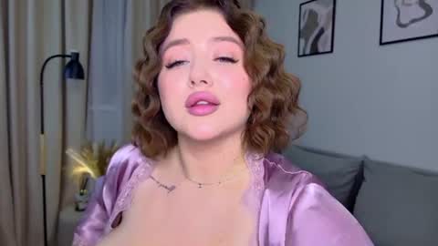 Snapshot of kylie_lips chatting on July 2, 6:03 pm Kylie Lips online show from July 2, 6:03 pm
