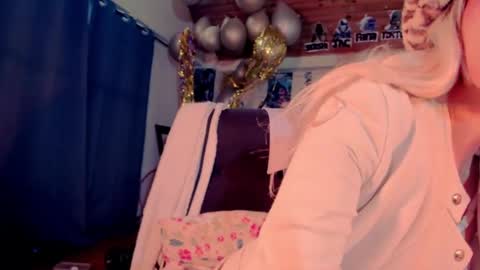 Snapshot of kyliekandy chatting on February 13, 9:17 pm   online show from February 13, 9:17 pm