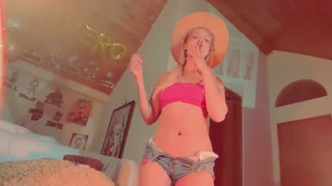 Snapshot of kyliekandy chatting on March 1, 10:53 pm   online show from March 1, 10:53 pm