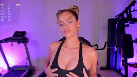 Snapshot of kyomivelvet chatting on February 25, 7:01 pm Kyomi Velvet online show from February 25, 7:01 pm