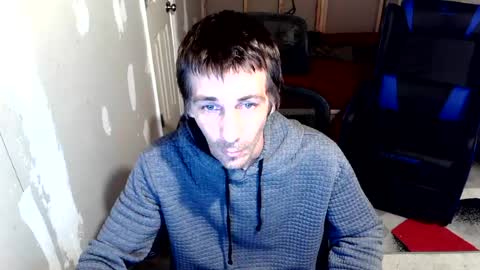 l1v1nth3dr3am online show from July 8, 6:18 am