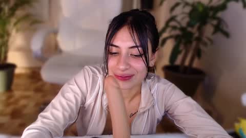 Snapshot of l_e_a chatting on December 4, 6:44 am l_e_a online show from December 4, 6:44 am