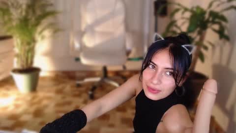 Snapshot of l_e_a chatting on December 6, 6:59 am l_e_a online show from December 6, 6:59 am