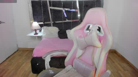  L A R A   online show from December 31, 1:15 am