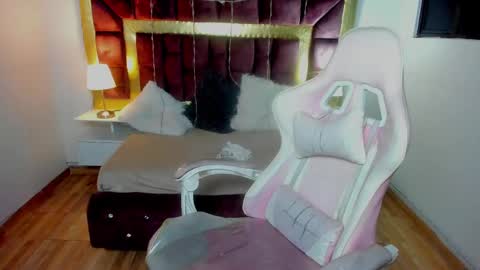  L A R A   online show from February 22, 1:11 am