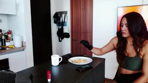 Snapshot of lachicadelcan chatting on November 13, 2:27 pm Jazmin online show from November 13, 2:27 pm