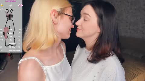 Snapshot of lacyedison chatting on May 23, 7:18 pm Violet and Isabel online show from May 23, 7:18 pm
