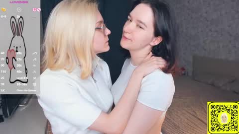 Snapshot of lacyedison chatting on June 10, 7:13 pm Violet and Isabel online show from June 10, 7:13 pm