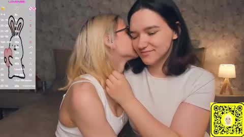 Violet and Isabel online show from June 20, 7:16 pm