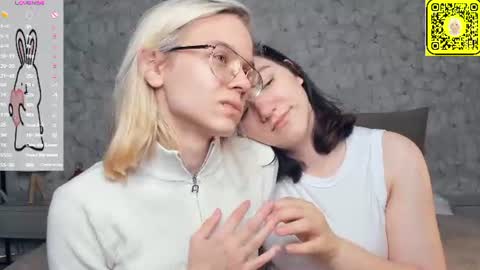 Violet and Isabel online show from June 27, 7:08 pm