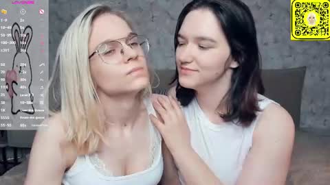Violet and Isabel online show from June 28, 7:42 pm