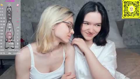 Violet and Isabel online show from June 29, 7:25 pm