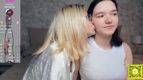 Violet and Isabel online show from July 2, 7:09 pm